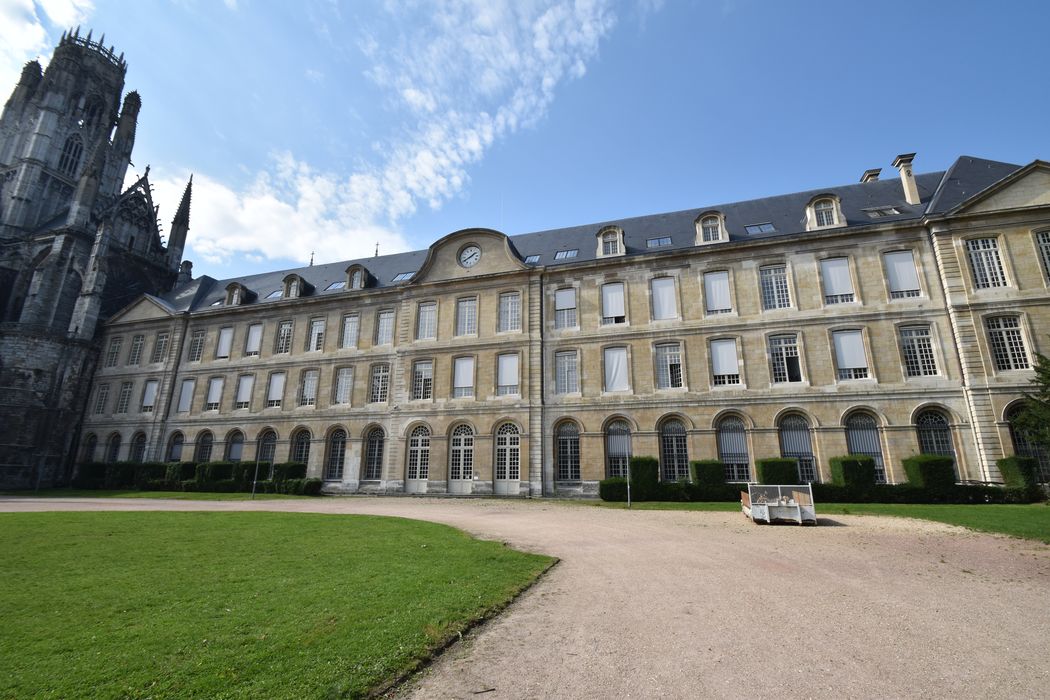 bâtiment abbatial, façade est