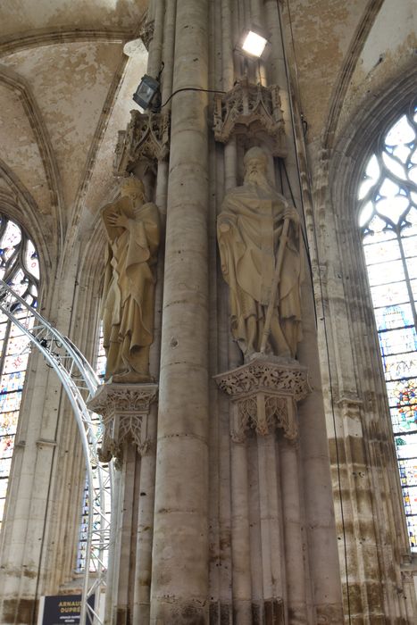 statues