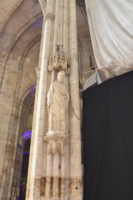 statue