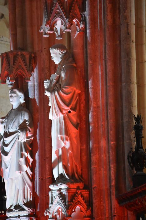 statues