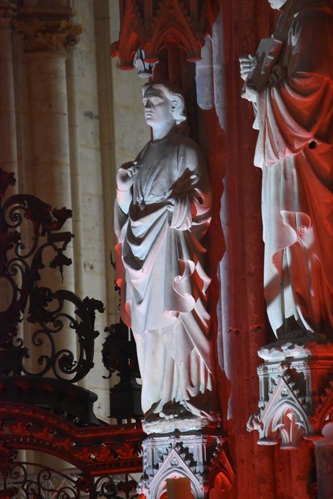 statue
