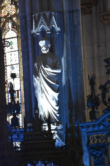 statue