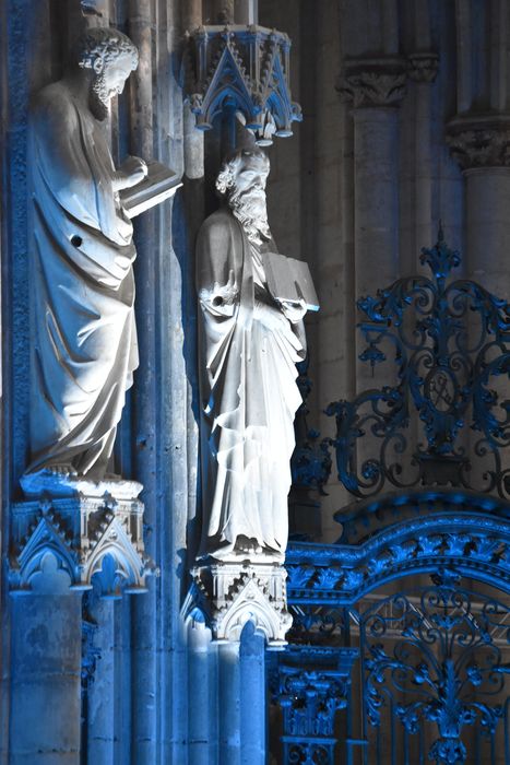 statues