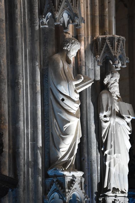 statue