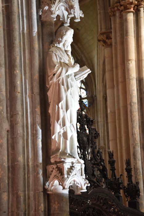 statue