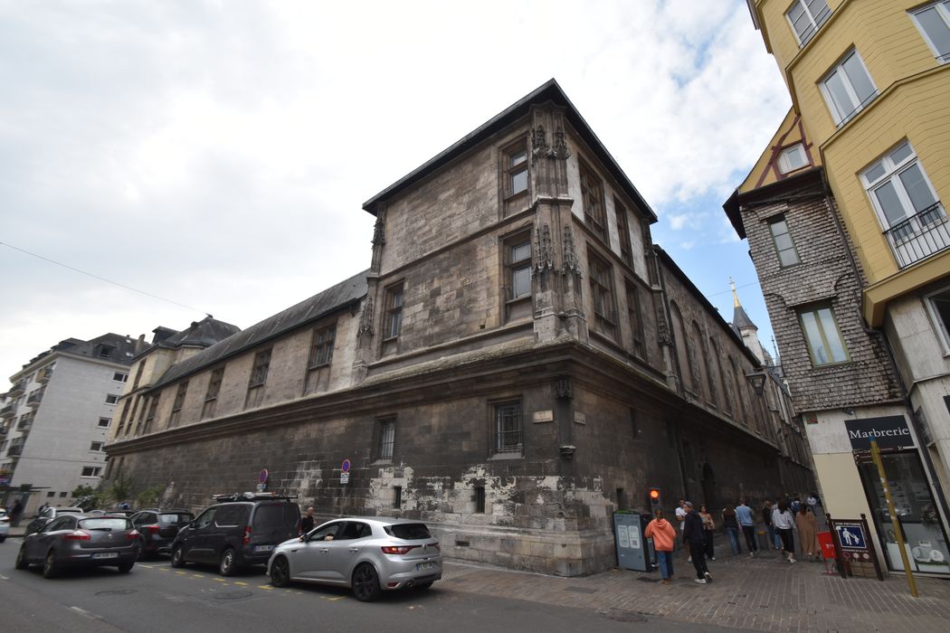 façades des bâtiments longeant la rue de la République et la rue Saint-Romain