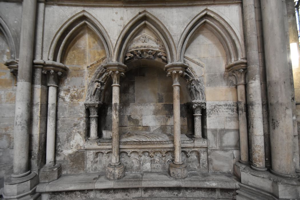 enfeu, gisant d’un évêque