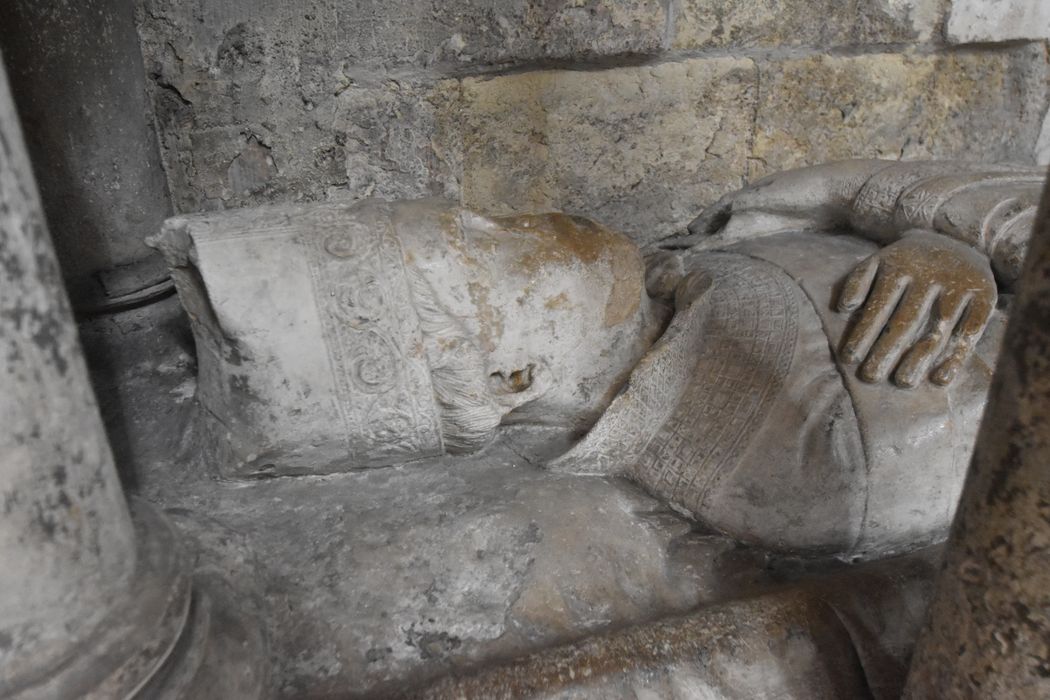 enfeu, gisant d’un évêque, détail