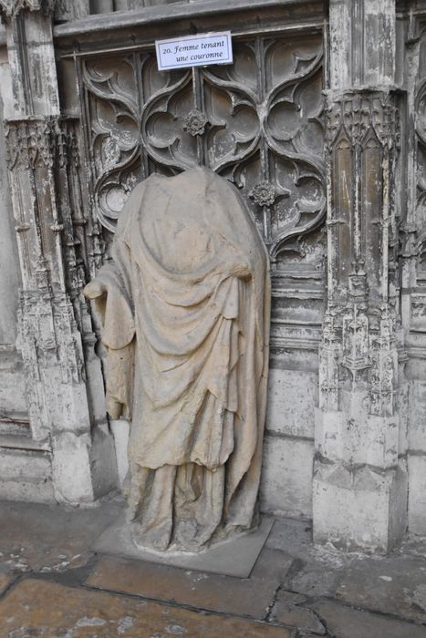 statue déposée : Femme tenant une couronne