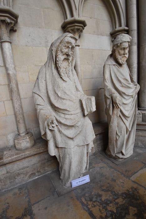statues déposées : Prophètes