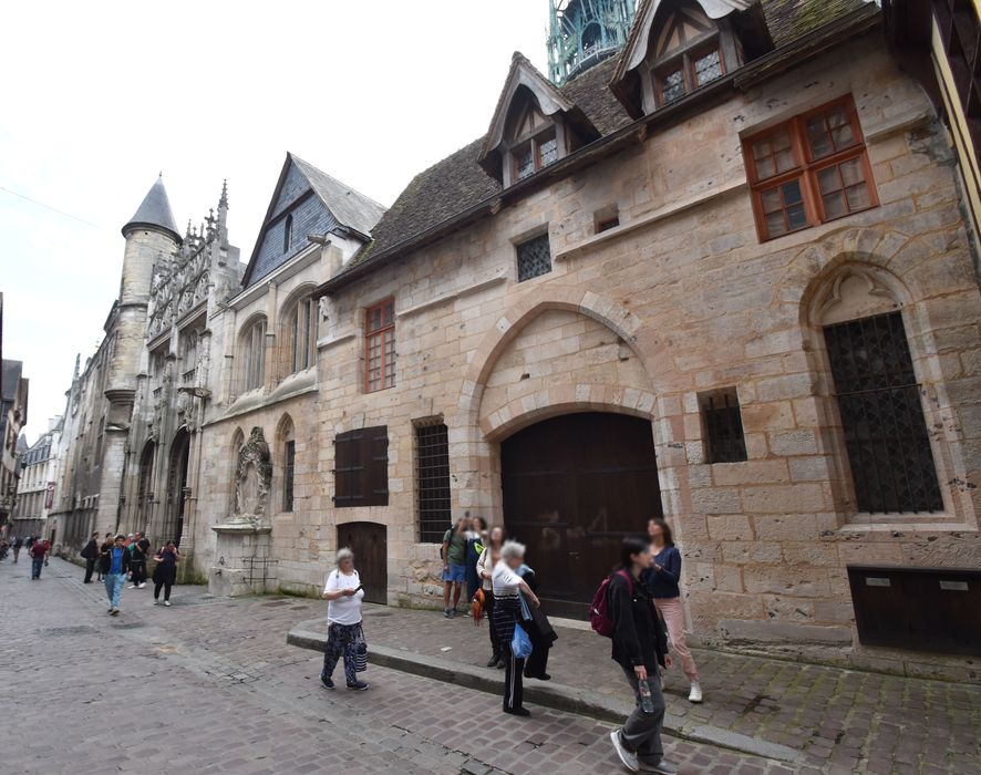 façade nord sur la rue Saint-Romain