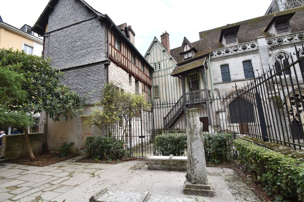 façades ouest des bâtiments sur le jardins d’Albane