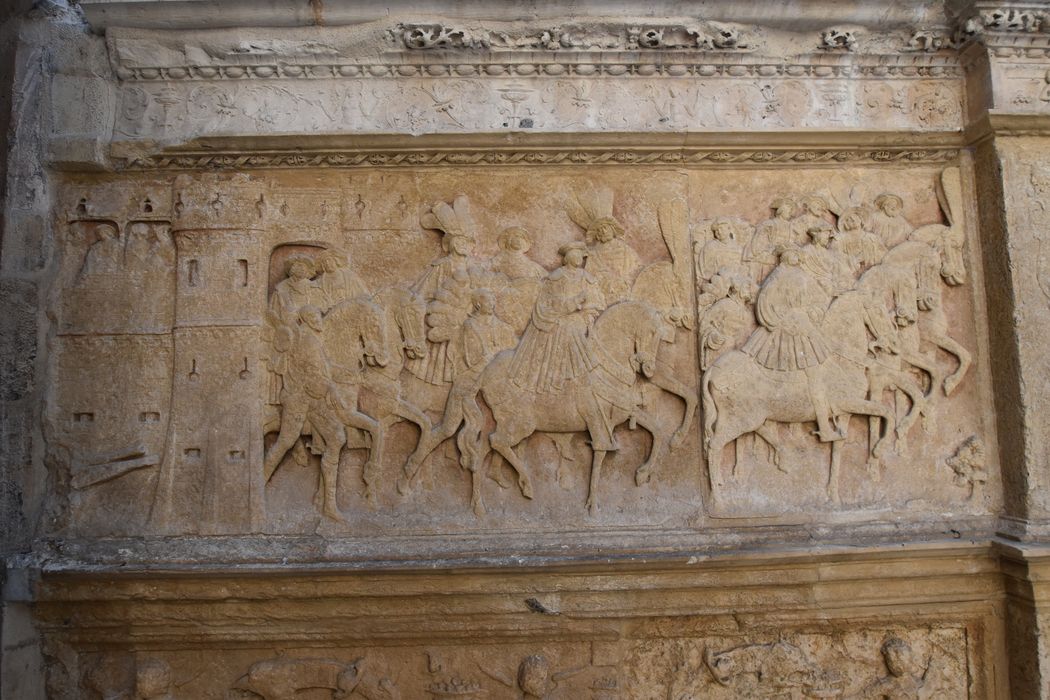 cour intérieure, aile sud, façade nord, détail d’un bas-relief