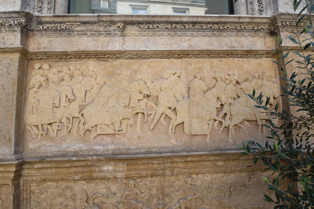 cour intérieure, aile sud, façade nord, détail d’un bas-relief