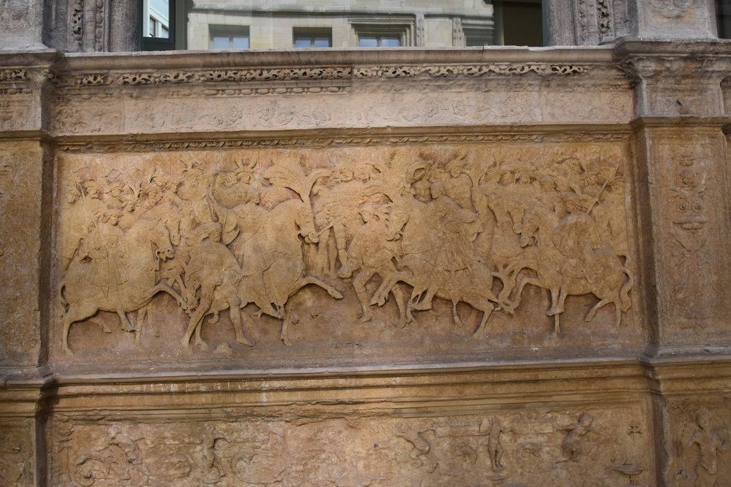 cour intérieure, aile sud, façade nord, détail d’un bas-relief