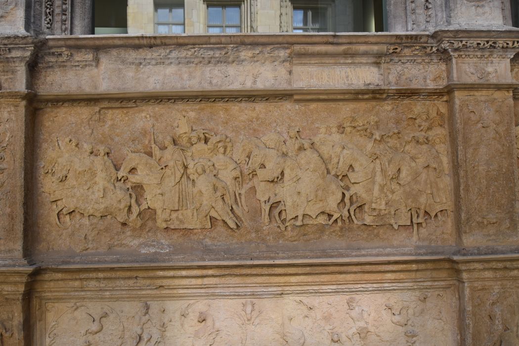 cour intérieure, aile sud, façade nord, détail d’un bas-relief