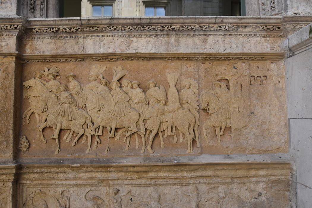 cour intérieure, aile sud, façade nord, détail d’un bas-relief