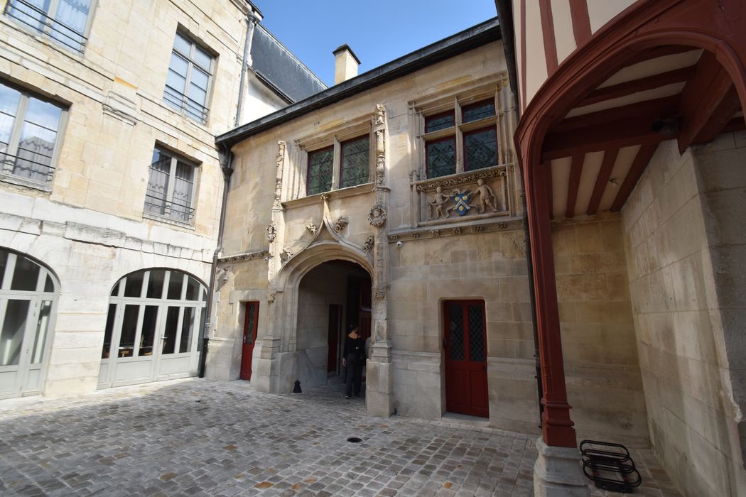 cour intérieure, aile est, façade ouest