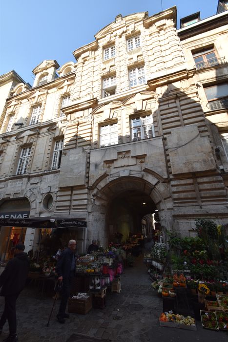 façade sud sur rue, vue partielle