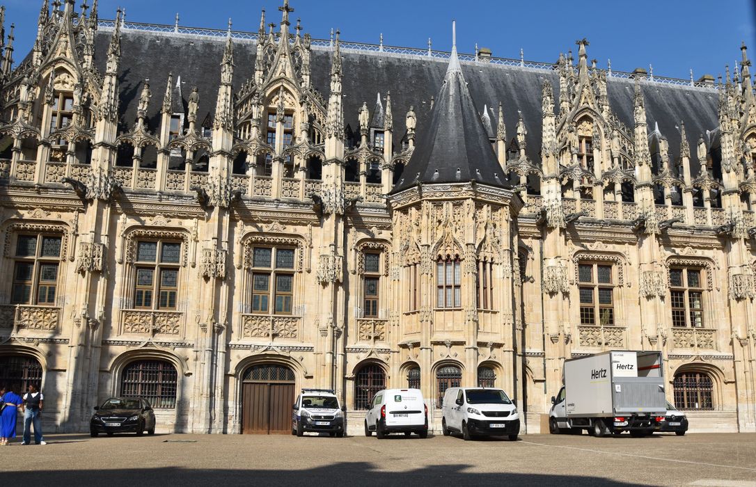 façade sud sur la cour d’honneur, vue partielle