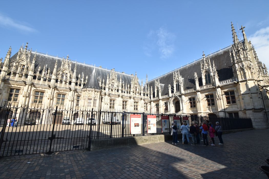 façades sud et ouest sur la cour d’honneur