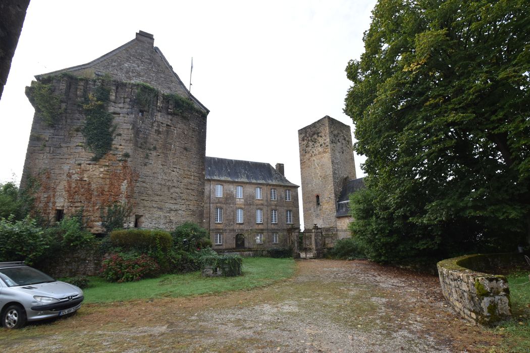 Vue générale des bâtiments depuis le portail d’accès nord