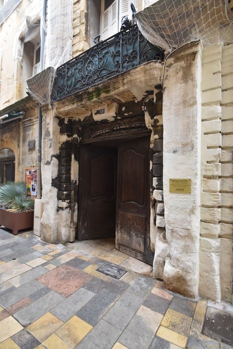 porte d’accès sur rue à la cour intérieure