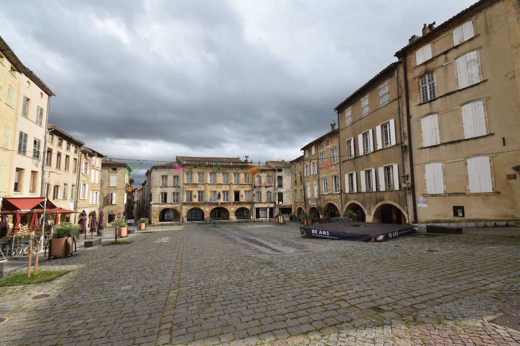 vue générale de l’immeuble dans son environnement depuis l’angle nord-ouest de la place