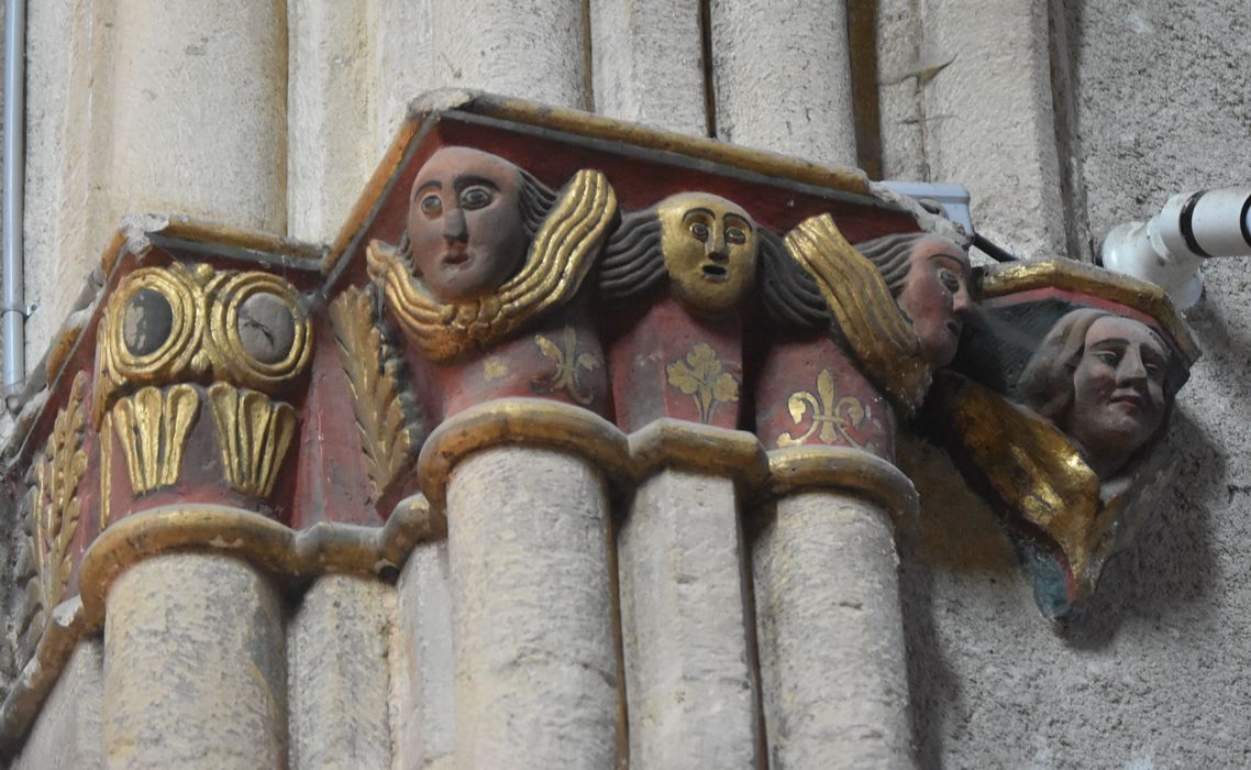 choeur, détail d’un chapiteau sculpté