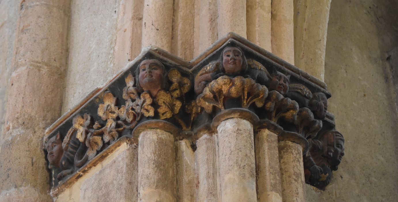 choeur, détail d’un chapiteau sculpté