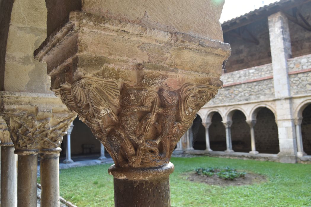 cloître, galerie nord, détail d’un chapiteau sculpté