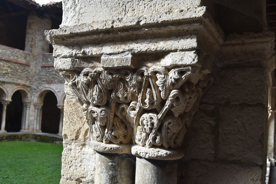 cloître, galerie nord, détail d’un chapiteau sculpté