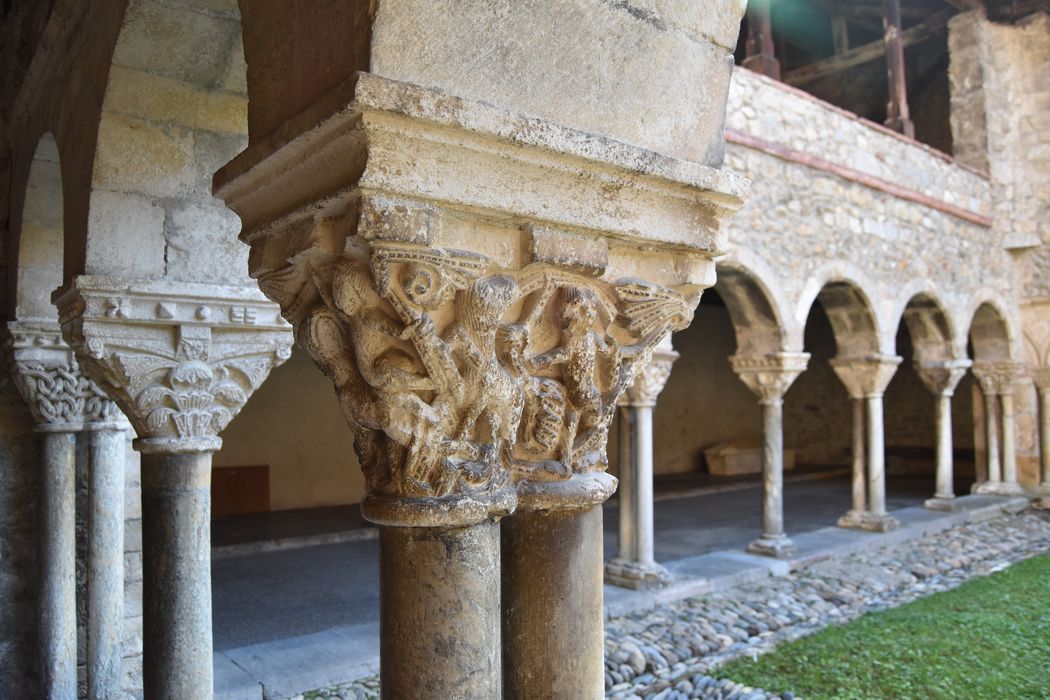 cloître, galerie nord, détail d’un chapiteau sculpté
