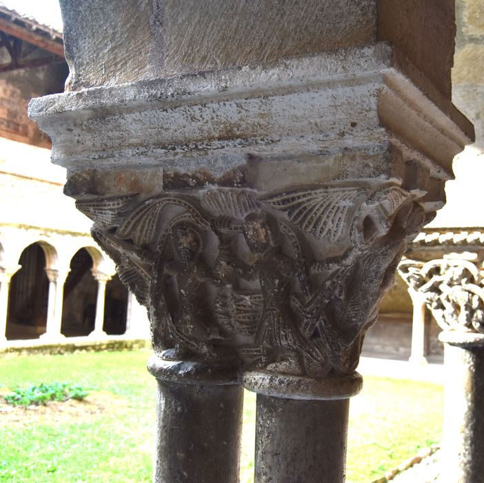 cloître, galerie nord, détail d’un chapiteau sculpté