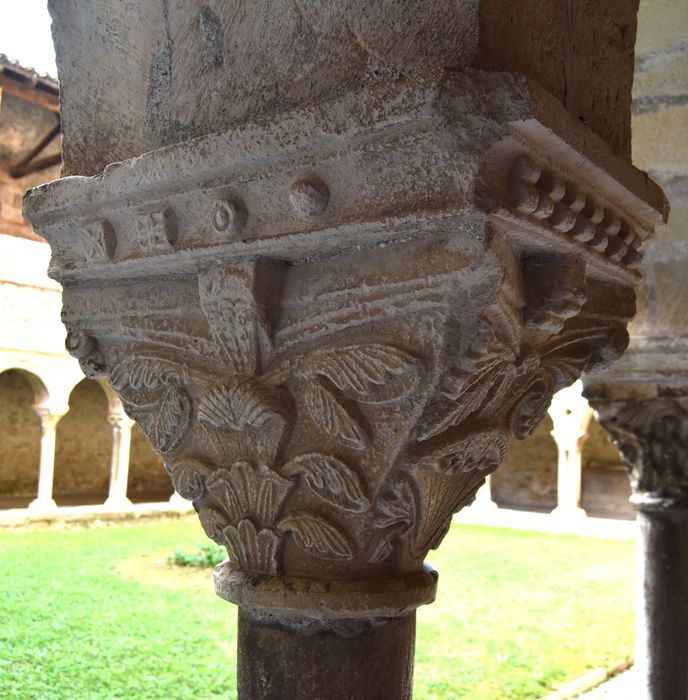 cloître, galerie nord, détail d’un chapiteau sculpté