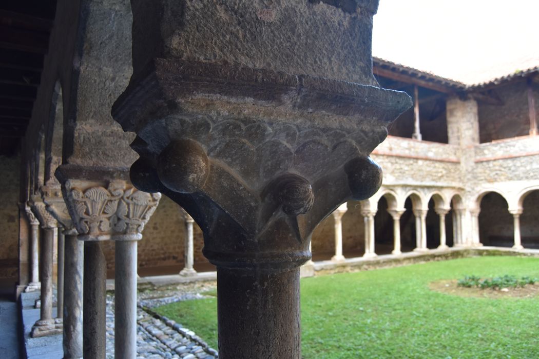 cloître, galerie est, détail d’un chapiteau sculpté