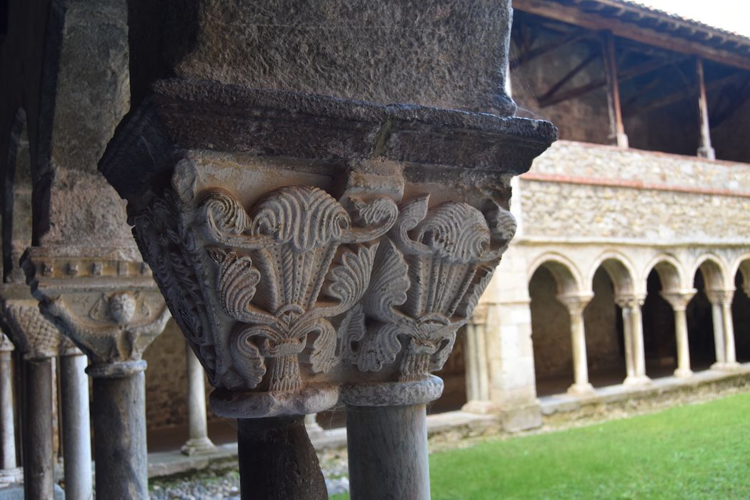 cloître, galerie est, détail d’un chapiteau sculpté