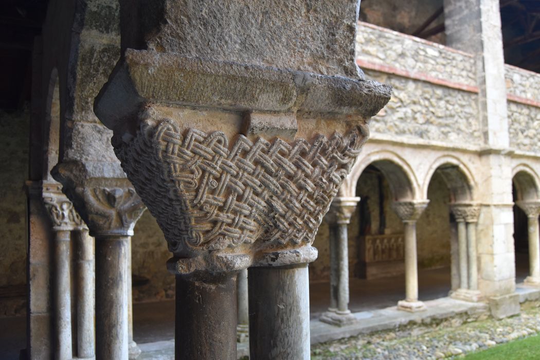 cloître, galerie est, détail d’un chapiteau sculpté