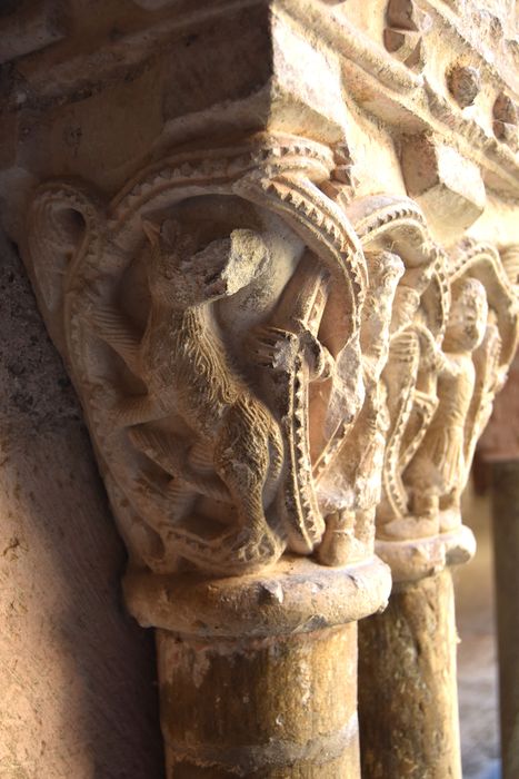cloître, galerie est, détail d’un chapiteau sculpté