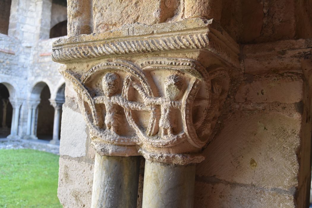 cloître, galerie sud, détail d’un chapiteau sculpté