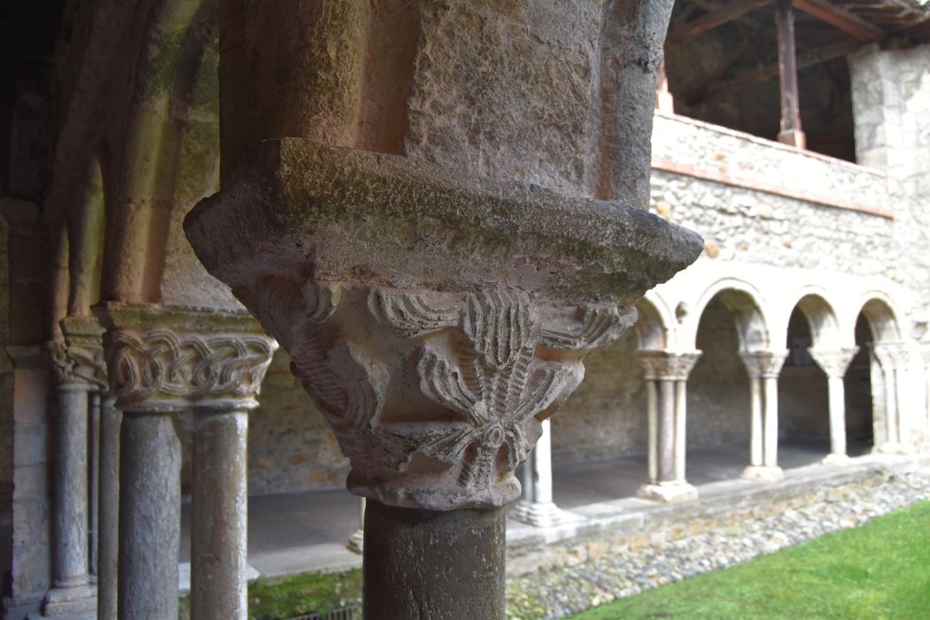 cloître, galerie sud, détail d’un chapiteau sculpté