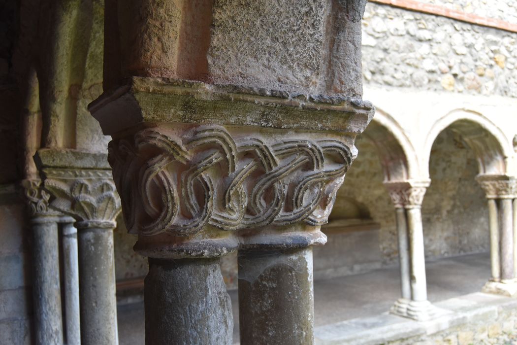 cloître, galerie sud, détail d’un chapiteau sculpté