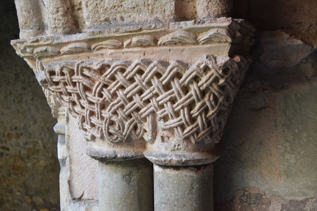 cloître, galerie ouest, détail d’un chapiteau sculpté