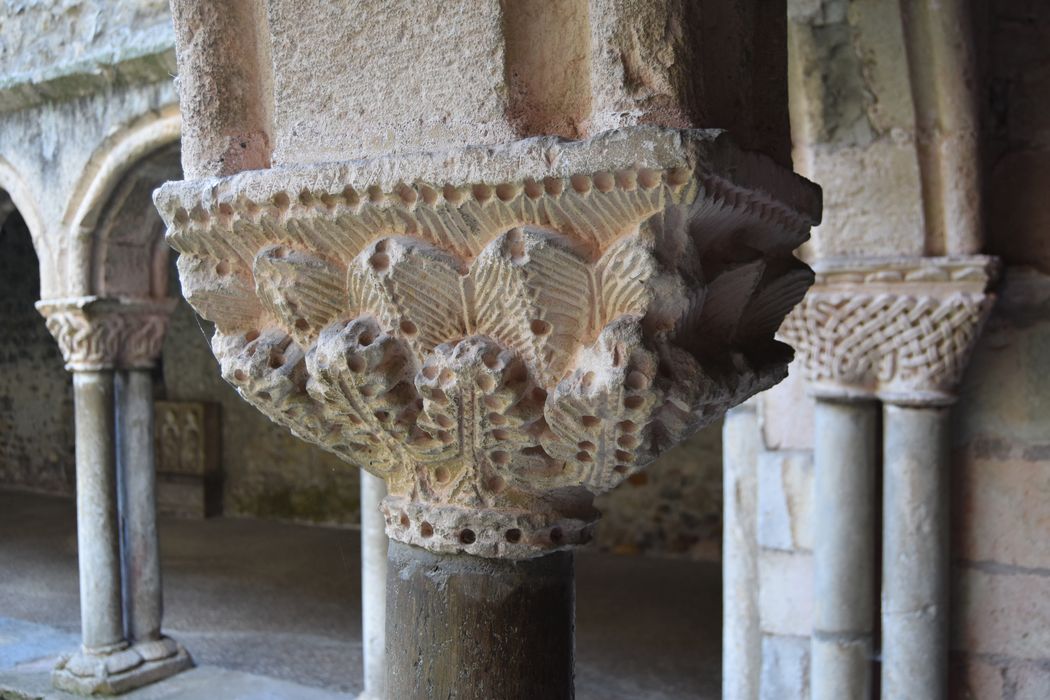 cloître, galerie ouest, détail d’un chapiteau sculpté