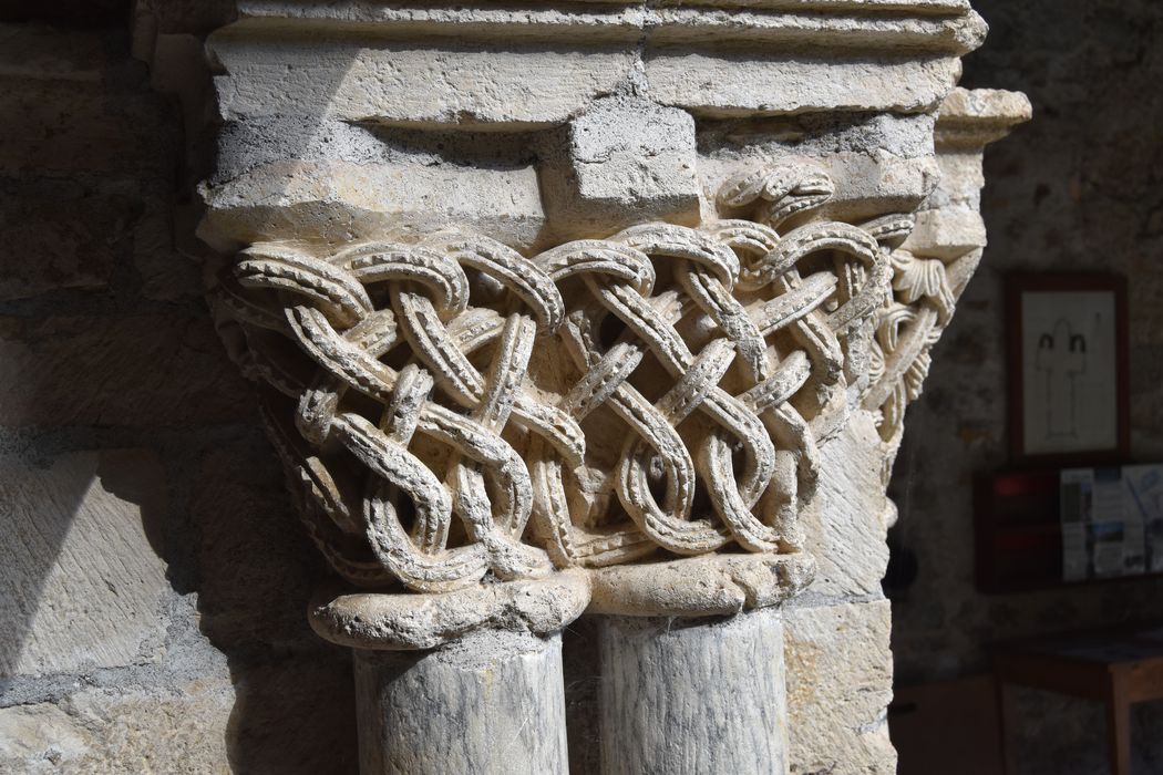cloître, galerie ouest, détail d’un chapiteau sculpté