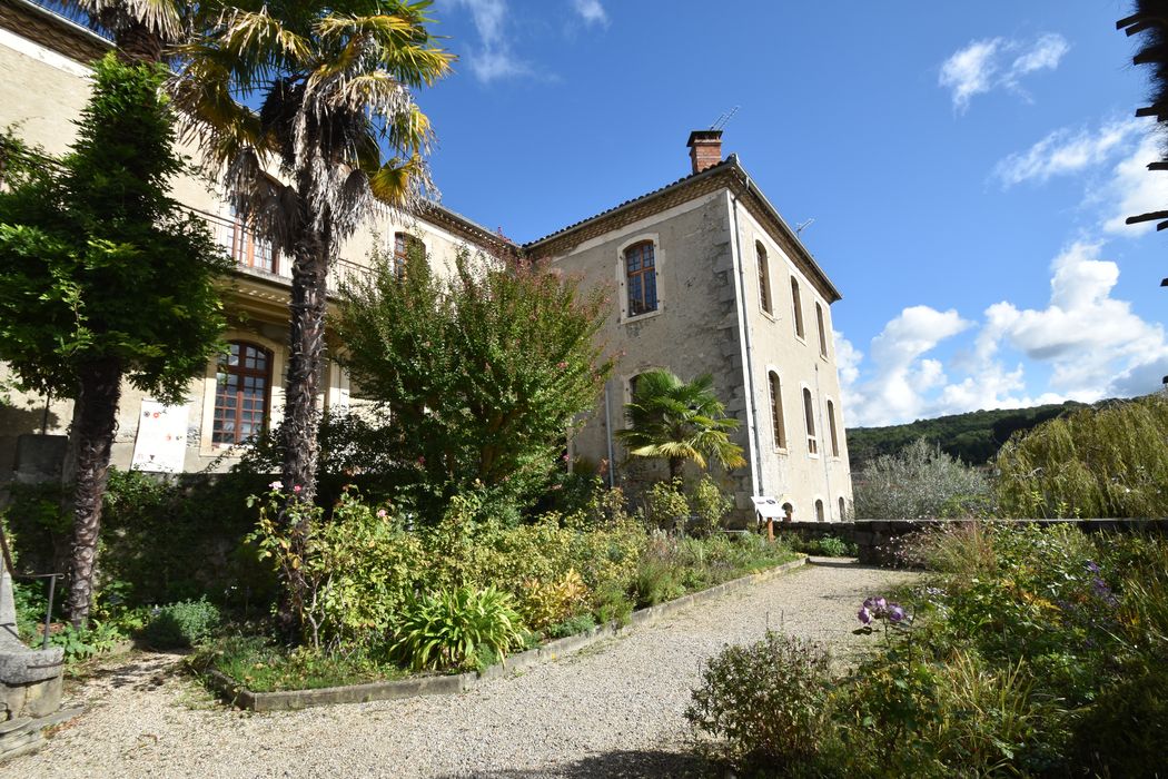 façade sud, vue partielle depuis le jardin en terrasse sud