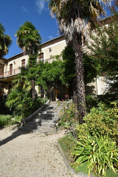 façade sud, vue partielle depuis le jardin en terrasse sud