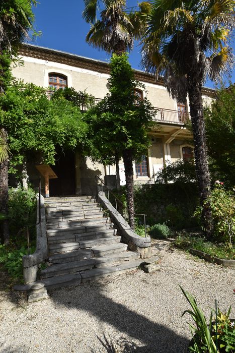 façade sud, vue partielle depuis le jardin en terrasse sud