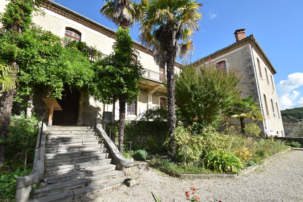 façade sud, vue partielle depuis le jardin en terrasse sud