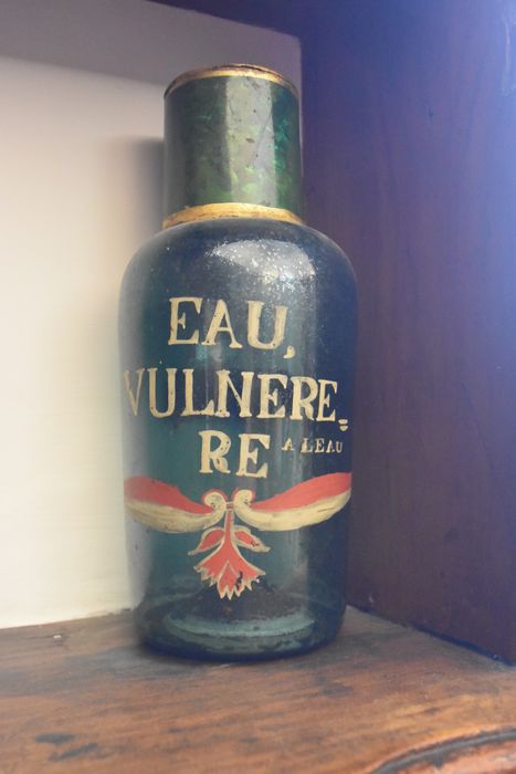 pot à pharmacie (bouteille : Eau vulnéraire à l’eau)